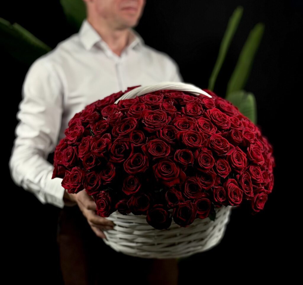 КОРЗИНА ИЗ 151 РОЗЫ