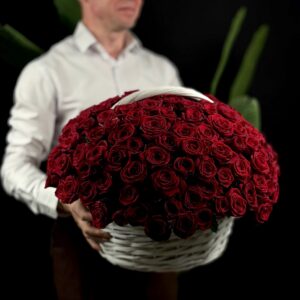 КОРЗИНА ИЗ 151 РОЗЫ