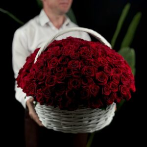 КОРЗИНА ИЗ 201 РОЗЫ