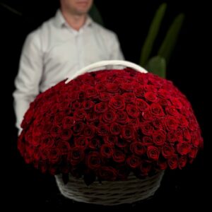 КОРЗИНА ИЗ 301 РОЗЫ